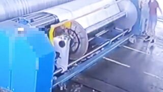 Mulher é embalada