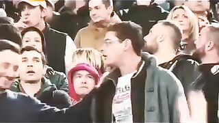 لاعب يعرقل طفل لاكن رد الحكم كان سريعا