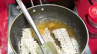 Kya aapne aisi maggi khayi hai???? #indianstreetfood #streetfood #maggi #maggirecipe #indore