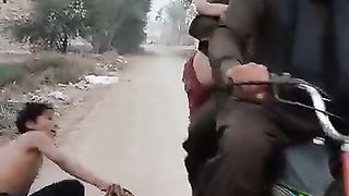 Help_karnay_ka_ankhokha_andaz