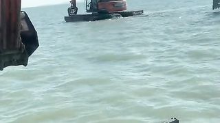 máy xúc bơi dưới biển_xuhuong _excavator _mayxuc(