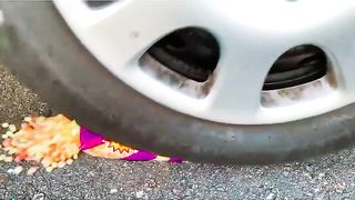Esmagando coisas crocantes e macias de carro! - EXPERIMENTO: CARRO VS MÃO DE PLÁSTICO