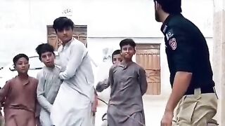 والے کے سامنے پی ٹی آئی کا جھنڈا پوليس