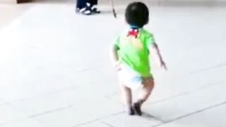 Bayi Lucu & Kocak Meniru Gaya Nenek
