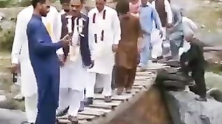 Funny video vlog video sab aadami pul se niche gir Gaye