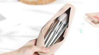 FERYES Travel Makeup Brush Holder, Magnetic Anti-fall Out Silicon Portable