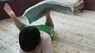 Perfect rhythm & balance. This kid has talent!
