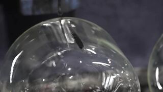 魔法瓶を大量生産するプロセス。105年の歴史を持つ日本企業の魔法瓶製造工場.
