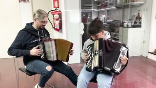 Mais um aluno do Ás da Concertina a brilhar junto com o professor.