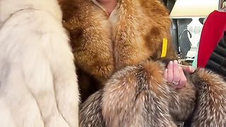 ЖЕНА СИ КУПУВА КОЖЕНО ПАЛТО