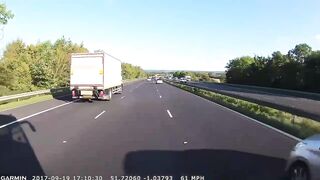 Coach crash avoided on the M40 dash cam