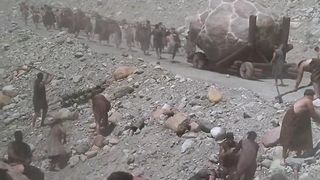 Древние люди делают с динозаврами все, что хотят