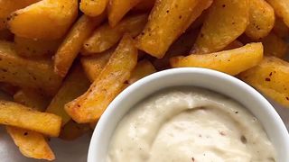 Chunky baked chips with Mayo garlic sauce