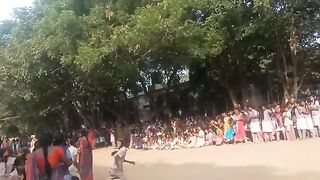 பள்ளிவிழாவில் வேடமிட்டு ஆடிய அரசுப்பள்ளி மாணவன்!!
