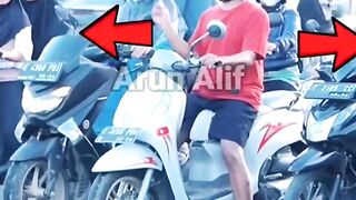 KELAKUAN ANAK 62+ KETIKA DI LAMPU MERAH