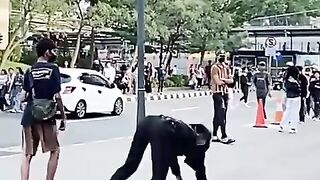 ninja salto menggunakan jas semua orang kaget dan terpesona