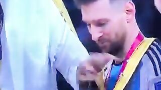 The mystery that baffled the whole world, ????????why Messi wears the Arab "bisht" ????while carrying the World Cup