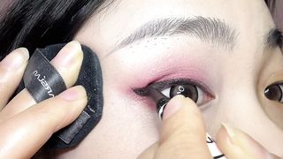 How to apply eyeliner