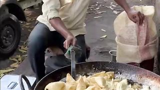 Aap kitne kha sakte ho???? #indianstreetfood #streetfood #samosa #chaat #nashik #youtubeshorts