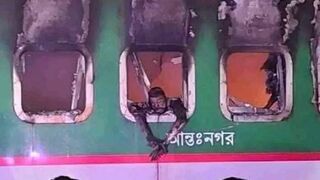 Lima orang tewas ketika kereta antar kota Benapole Express terbakar di Gopibagh, Bangladesh, menurut Dhaka Tribune.