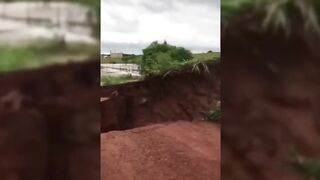 Через секунду они уйдут под воду. Разрушительные наводнения снятые на камеру.