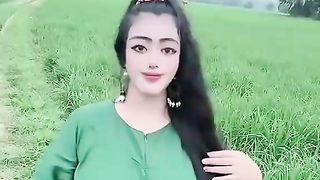 Mamah jalan di sawah