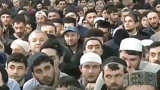 Puluhan orang mendengarkan