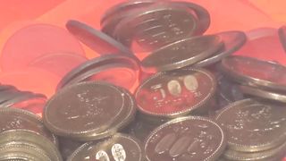 500円玉を大量生産するプロセス。日本のお金を作る唯一の工場