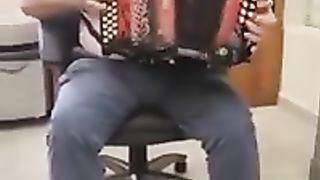 Apreciem como este tocador como toca bem o Fado Serrano.