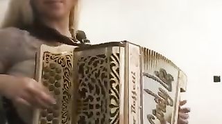 A tocadora de concertina Cindy Liz a tocar muito bem.