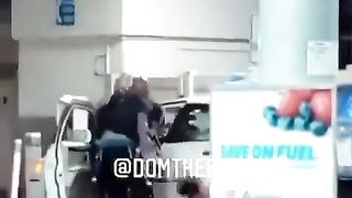 A bystander steps in to rescue an Asian man who's being robbed. Absolute W!!!