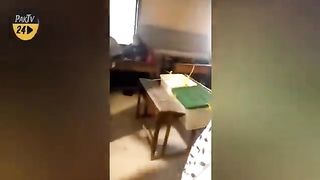 پی ٹی آئی کے دلیر نوجوان نے بڑی دھاندلی پکڑلی۔ پہلے سے بھرے ہوئے ڈبے ہاتھ ل.