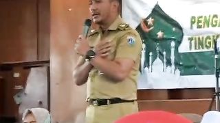 Pak lurah Baru belum bisa move on