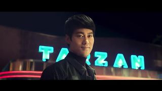 Bruce Lee vs. an American karate fighter in a street fight in the film IP MAN 4_