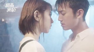 Couple getting wet and kiss each other 男女朋友濕身在野外火熱激吻