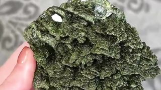Сверкающий зеленый эпидот с кристаллами кварца из Турции.