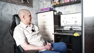 Домашний воробей развлекает трелями новосибирского фотографа