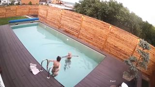 Эпический прыжок! Пума Месси нырнул в бассейн за Машей.