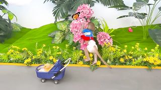 Baby Monkey Chu Chu Takes Duckling for a Walk and Eats Ice Cream Together in the Garden