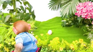 Monkey Baby Bon Bon makes the duckling go to the toilet and Eats Ice Cream with puppy at the pool