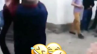 Erkaklarni bosh kiyimini yecha koʻrmang ayniqsa u kal boʻlsa
