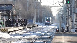 Поезд аллегро чуть не сбил людей на переезде - 2 сауцидника на станции Удельная