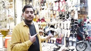 Songs Suna Kar Ladies Ko Shoes Sale Karne Wale Shopkeeper Ki Video Social Media Par Viral Ho Gai.
