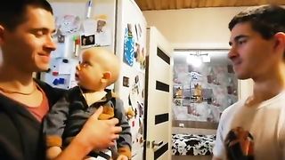 Малыш впервые видит дядю, близнеца папы.
