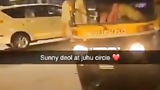 Sunny Deol walking alone at Juhu _sunnydeol
