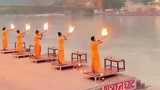 Ganga Arati ????????har har mahadev bole nath ki Nagari har har shambhu #rishikesh #mahadev