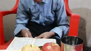 ایک بچہ چھوٹامولوی ختم پڑھ رہا ہے