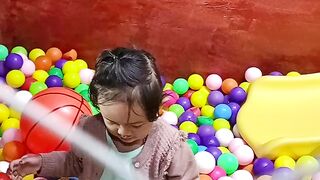 Pelosotan anak mandi bola