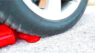 Esmagando coisas crocantes e macias de carro! CARRO EXPERIMENTAL vs MACARONS