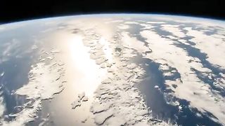 Залитый солнцем океан из космоса. A sunlit ocean from outer space.